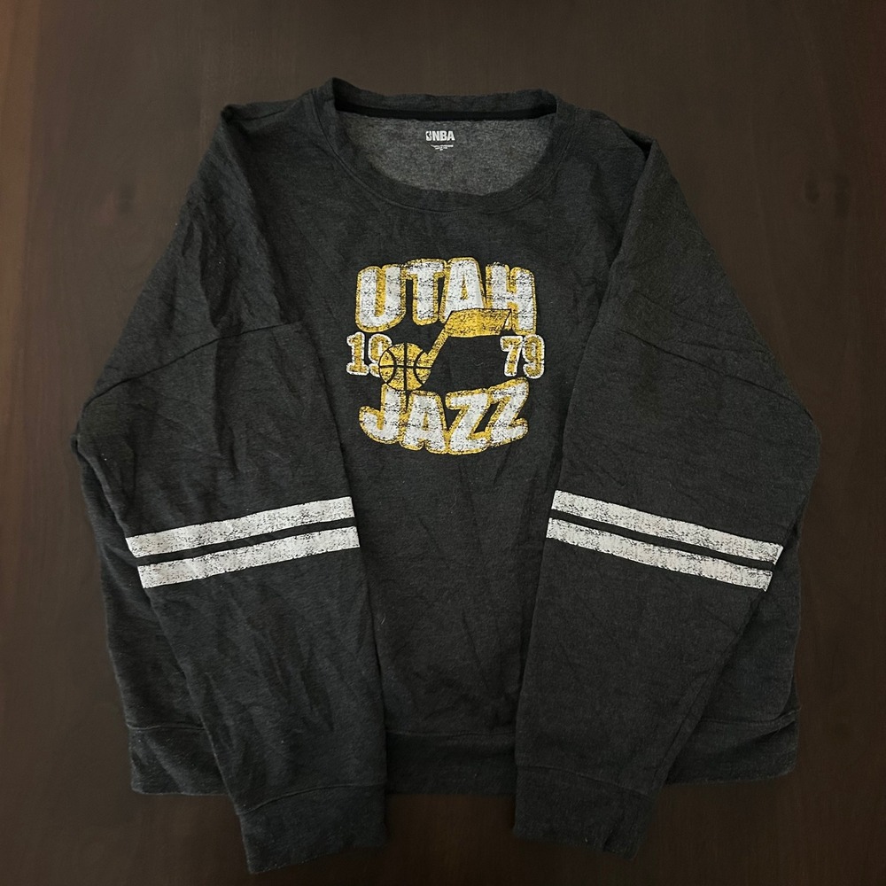 NBA Utah Jazz Sweatshirt XXL Charcoal Grey Distressed Graphic Crewneck Pullover